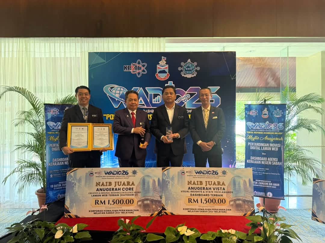 Wakil Ko-Nelayan bersama sijil, trofi dan replika hadiah Naib Juara Anugerah CORE dan Anugerah VISTA di Majlis Anugerah WADiC 2026